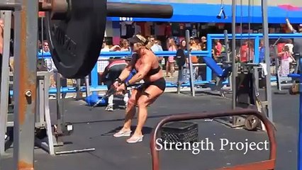 HUGE Muscular Female Bodybuilder Training at Venice: Bodybuilding