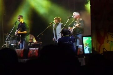 Chodzą ulicami ludzie ....