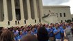 Des centaines de gays chantent l'hymne national pour célébrer le droit au mariage accordé dans tout les USA