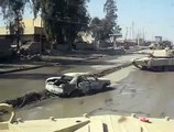 Un tank américain roule sur une voiture piégée et la fait exploser