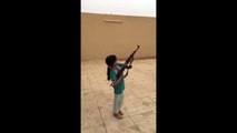 Une petite fille arabe tire avec un AK-47 et manque de tuer son père