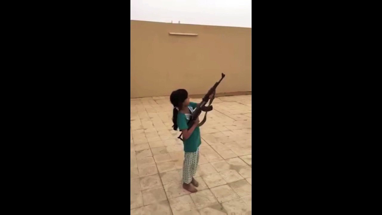 Une petite fille arabe tire avec un AK-47 et manque de tuer son père