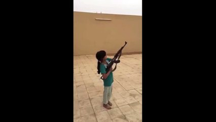 Une petite fille arabe tire avec un AK-47 et manque de tuer son père