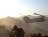 Pilote d'hélicoptère de l'US armée atterrit sur 2 roues : dingue!