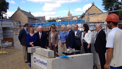 Première pierre à l'école de Prat