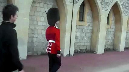 Ne jamais toucher un garde de la reine...