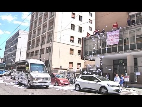 Napoli - Addetti pulizie lanciano documenti dall'Ufficio Entrate (26.06.15)