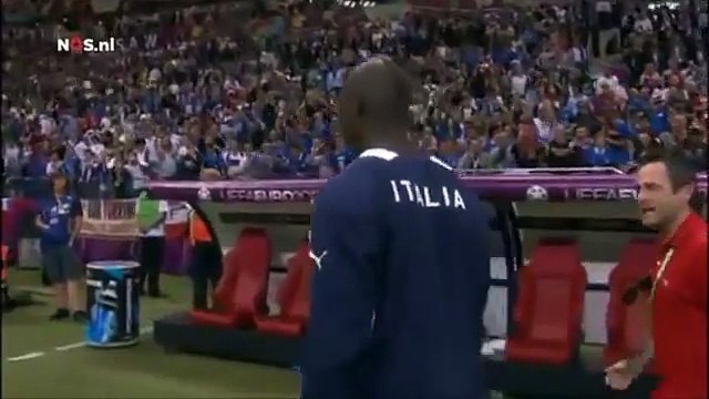 Insolite : Super Mario Balotelli va embrasser sa mère adoptive - Italie 2-1 Allemagne - Euro 2012