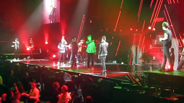 One Direction - Kiss You, Manchester. (5 Seconds of Summer Prank)