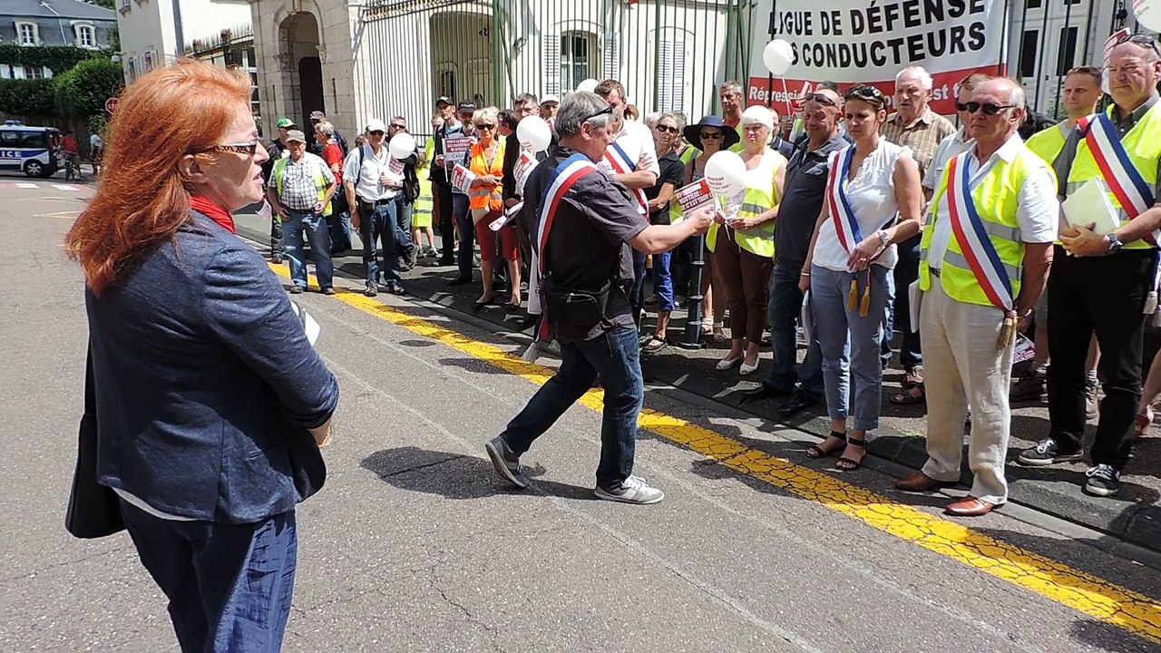 MANIFESTATION CONTRE LA LIMITATION DE VITESSE A 80 KM/H ENTRE VELLEFAUX ET RIOZ