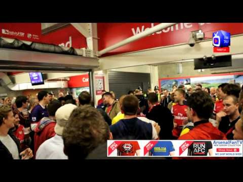 Arsenal FC 2 Swansea City 1 - Fans Chanting Before & During The Game & Tossing a Swansea Sheep