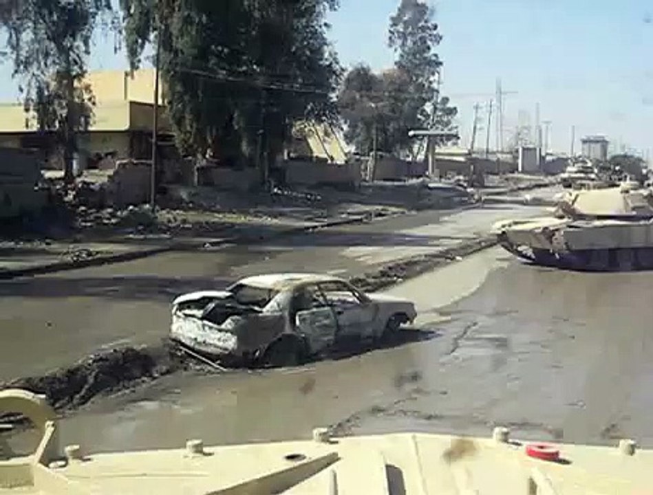 Voici ce qui Arrive quand un Char Blindé roule sur une Voiture Piégée