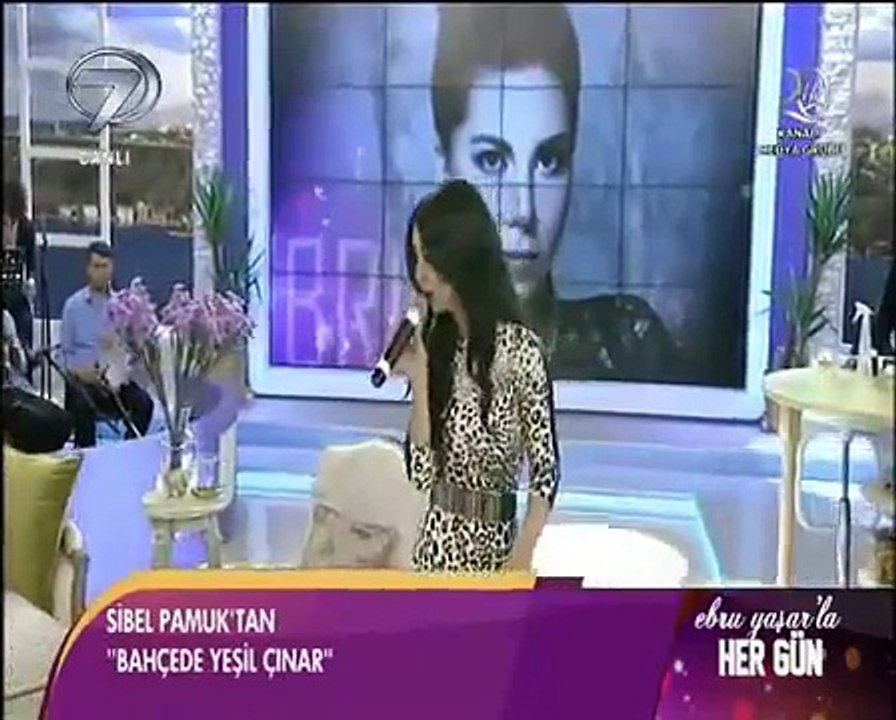 Sibel Pamuk - Bahçede Yeşil Çınar