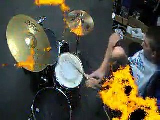 Il n'a pas de Bras mais Joue de la Batterie comme un Dieu