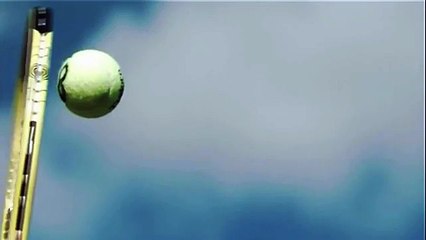 Zoom d'une balle de tennis sur une raquette à 220km/h