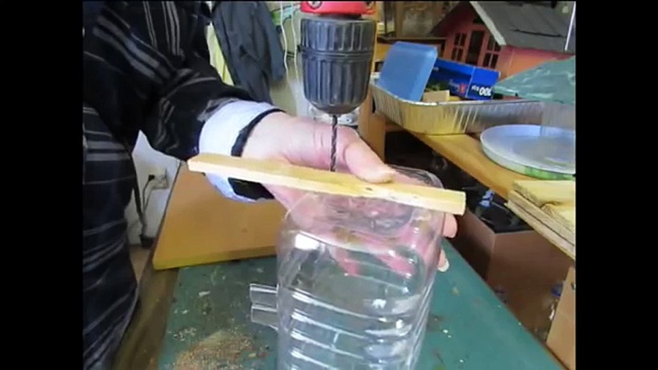Mangeoire d'oiseaux avec bouteille de jus
