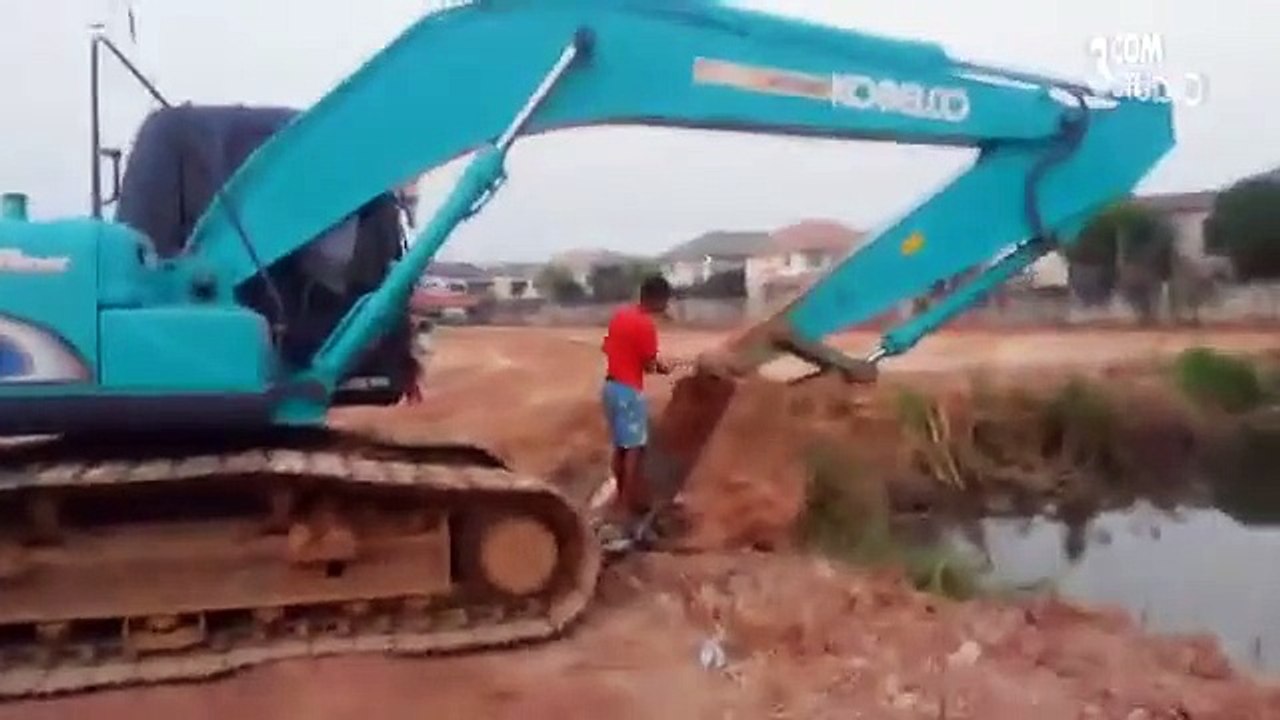 KOBELCO Excavator  รถตักดิน รถขุดดิน แม็คโคร  การทำงานวางท่อระบายน้ำโดยการใช้รถขุดดิน1