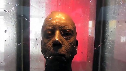 Attention - il ne faut surtout pas regarder cette statue dans les yeux