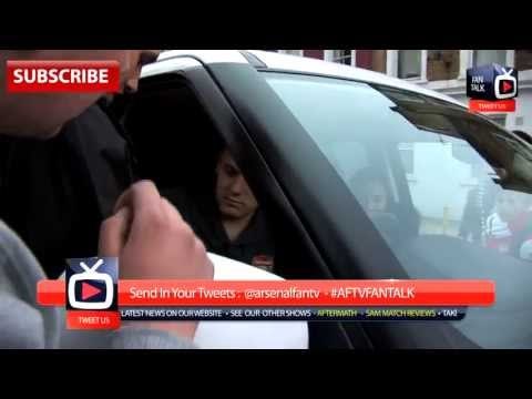 Jack Wilshere causes a traffic jam to sign autographs for the fans - ArsenalFanTV.com