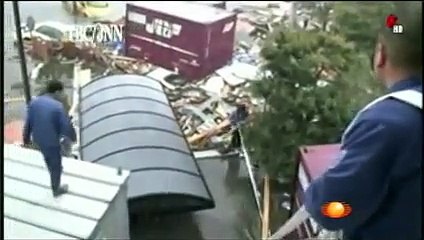 Gente escapando del Tsunami a tiempo