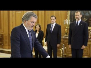 Íñigo Méndez de Vigo, jura su cargo ante el Rey, mientras a su antecesor, Wert, le suena el móvil