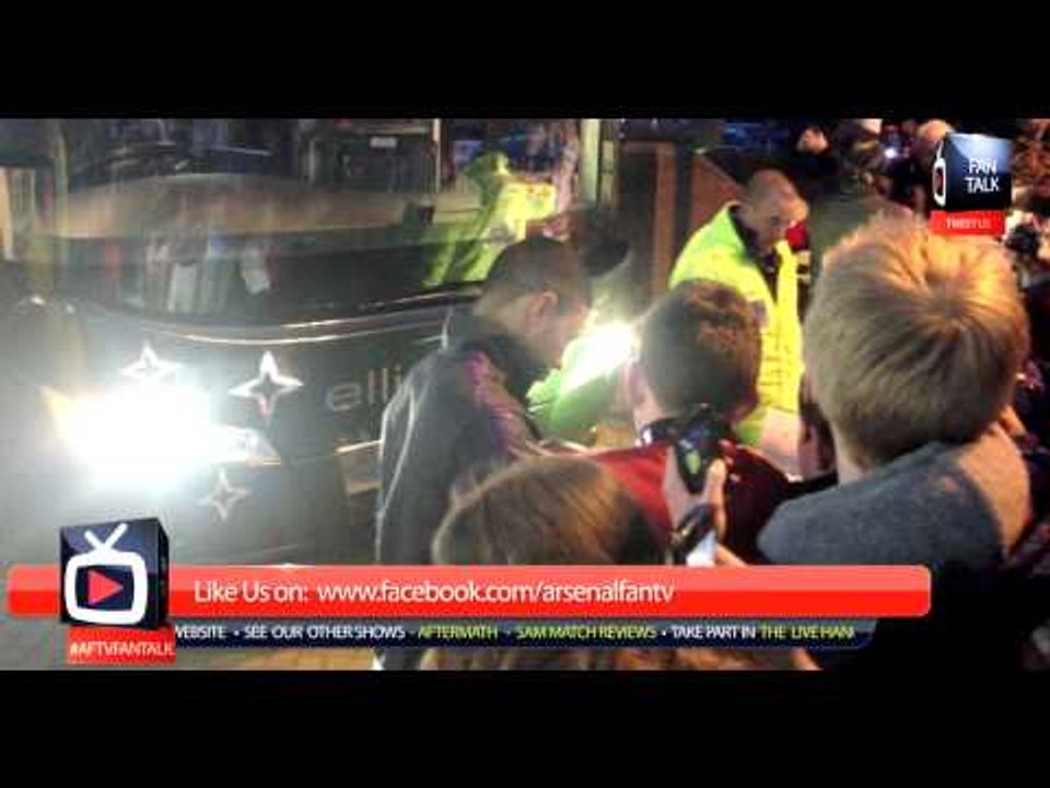 Alex Oxlade-Chamberlain With The Fans After The Match Arsenal 1 Sunderland 0 - ArsenalFanTV.com
