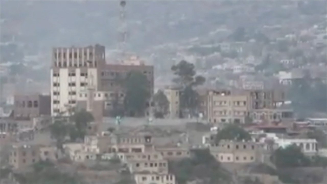 الحوثيون وقوات صالح يقصفون مناطق بتعز
