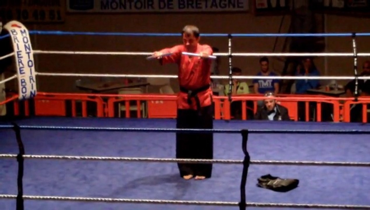 Extrait démo nunchaku . Gala de boxe Anglaise à Montoir de Bretagne .