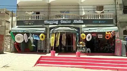 فيديو يظهر كيف أن عامل بناء رمى الإرهابي ببقايا قطع الآجر والخزف حتى اسقطه ارضاً فتلقفه الأمن برصاصات قاتلة