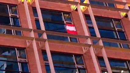 Perú vs. Chile: aparece nueva bandera en concentración peruana (VIDEO)