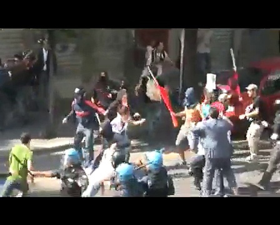Scontri corteo antifascista a napoli