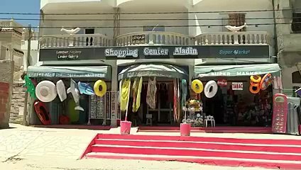 شوف الإعلام العالمي يكرم البطل منصف عامل البناء ضرب الإرهابي ببقايا قطع الآجر والخزف حتى اسقطه ارضا ثم قام ليضرب بالكرتو