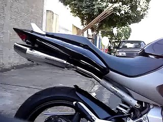 Honda Hornet com Escape Pro Racing Under Seat "Marmita"