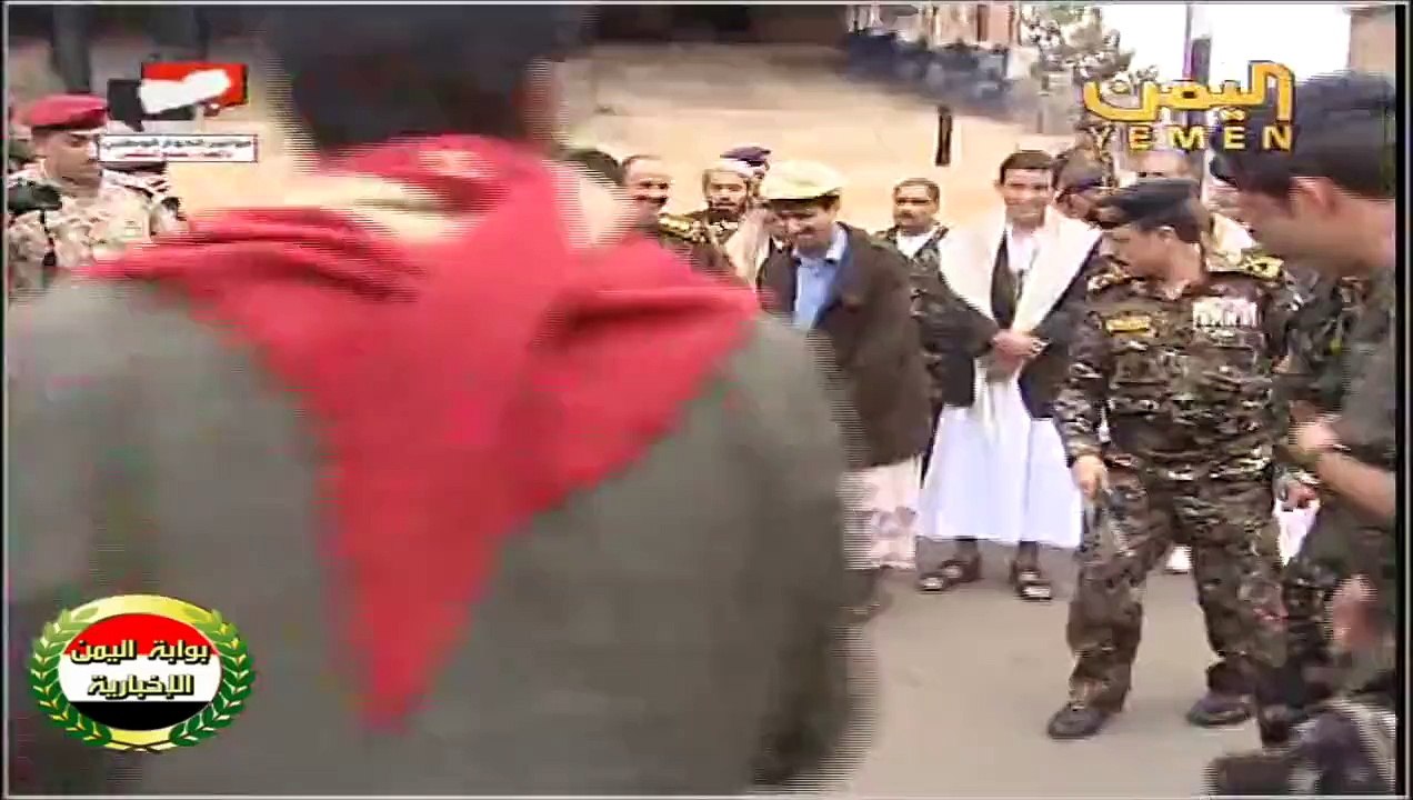 قائد الأمن المركزي فضل القوسي يؤدي رقصة البرع مع الجنود يوم العيد