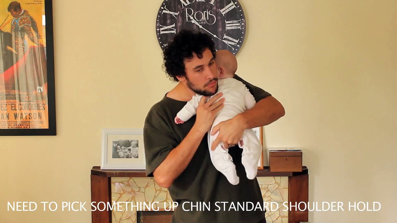 Ce papa explique comment bien porter un bébé - Trop marrant