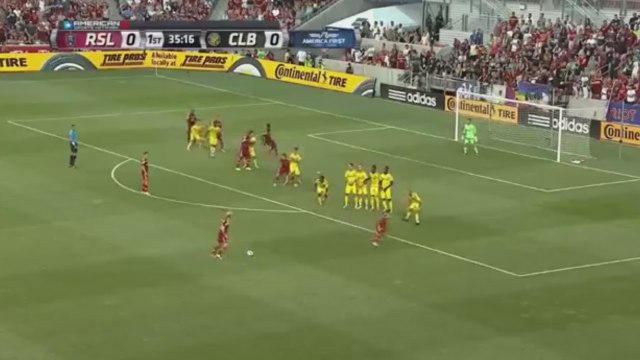 Une merveilleuse combinaison sur coup-franc