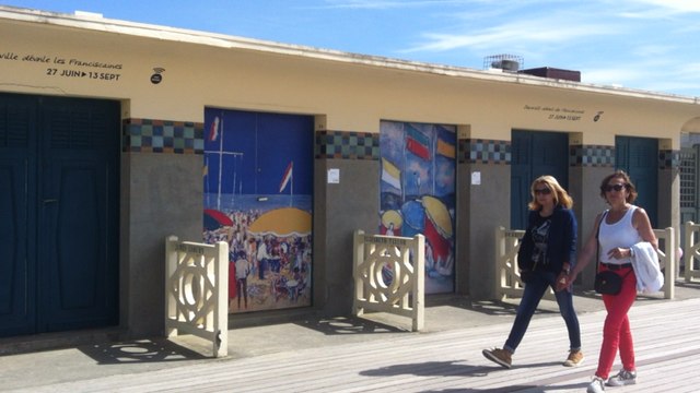 Exposition parasols sur les planches de Deauville