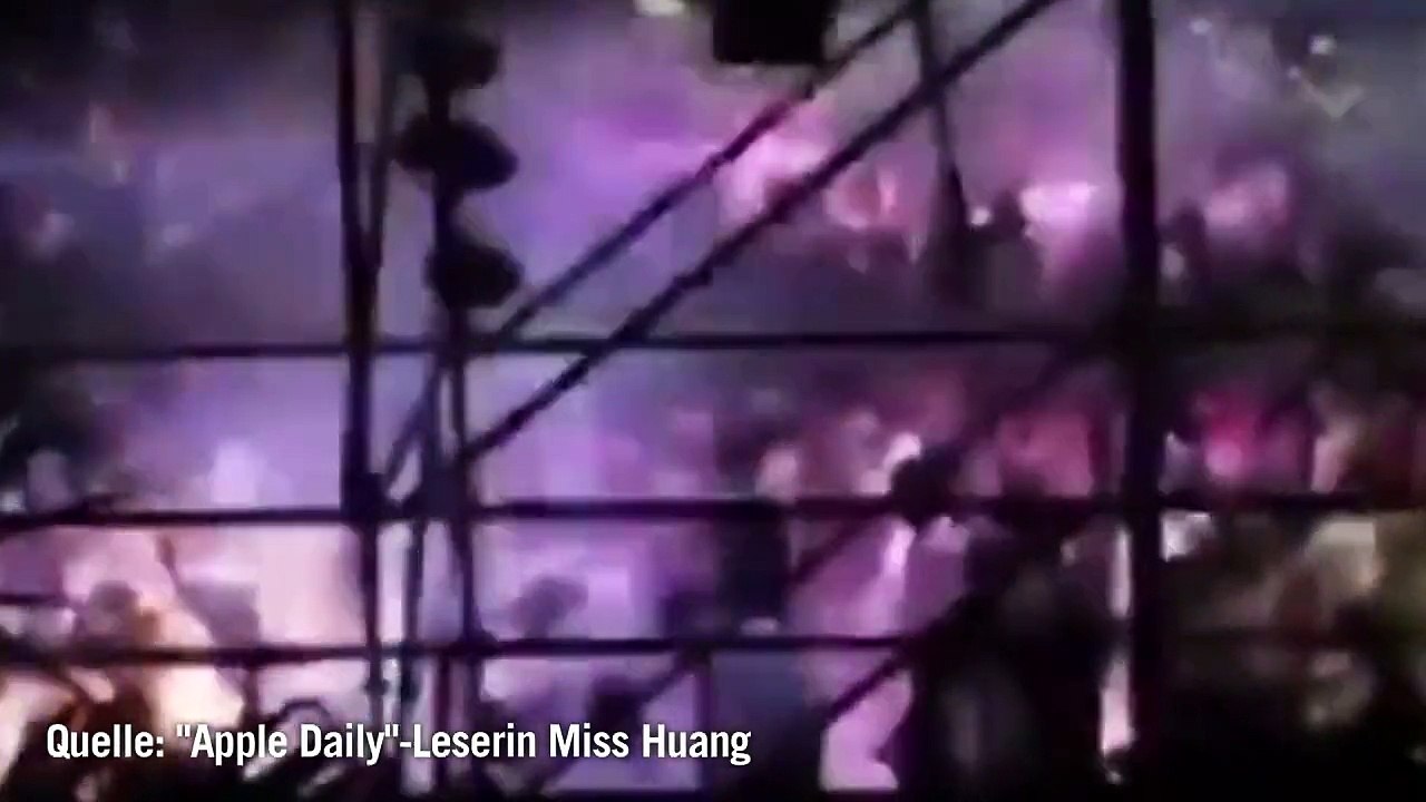 Feuerkatastrophe durch farbpulver bei konzert