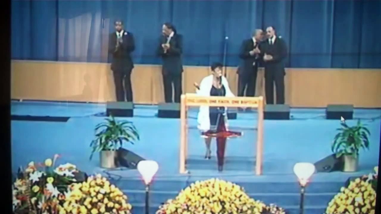 Anita Baker & Karen Clark Sheard sings "Just A Closer Walk To Thee"