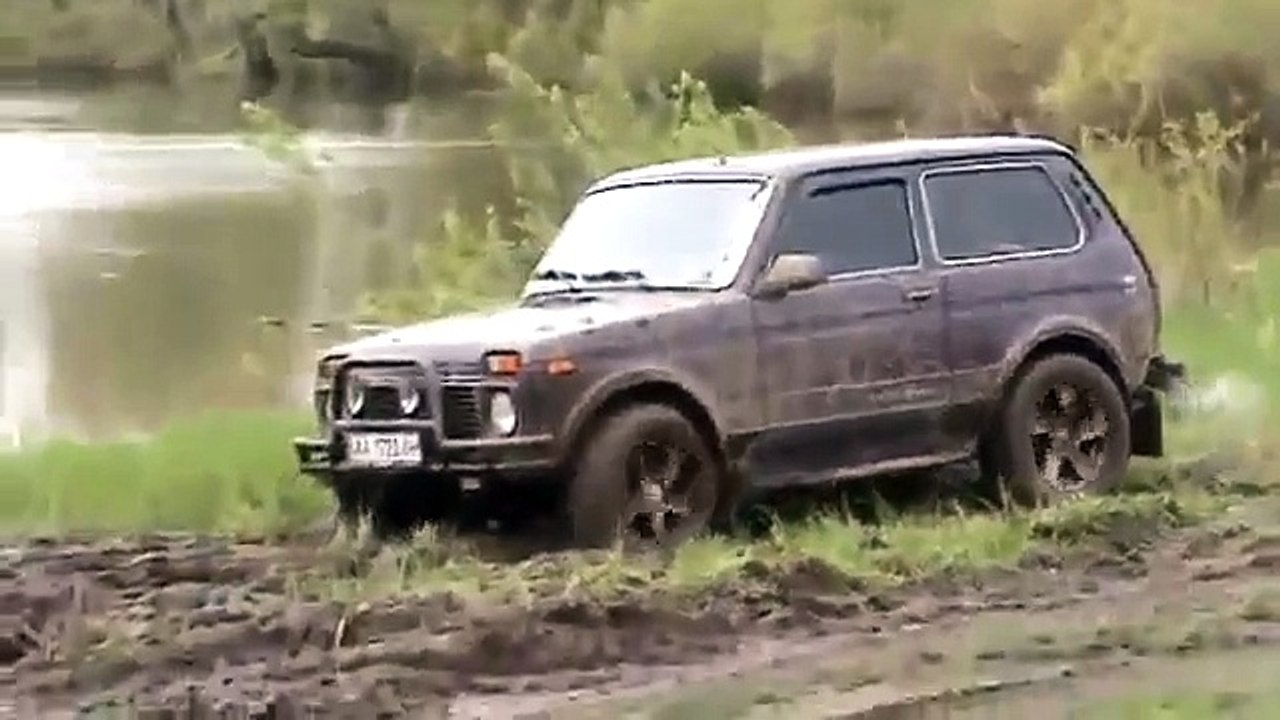 Внедорожник НИВА по бездорожью в грязи буксует - video Dailymotion