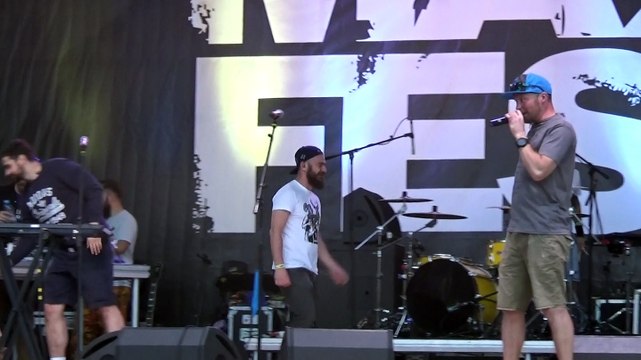 NOIZE MC выходит на сцену на MAXFEST 2015