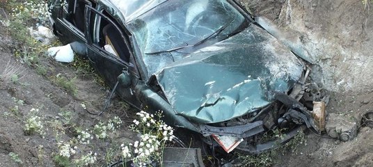 Otomobil uçurumdan yuvarlandı: 4 yaralı