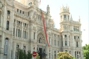 El Ayuntamiento de Madrid despliega la bandera del arcoíris