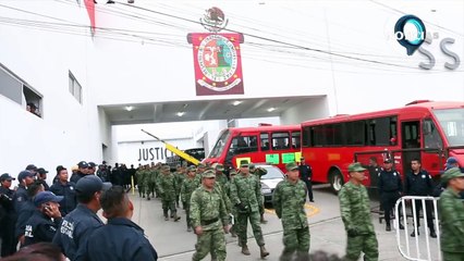 Télécharger la video: Ingresan militares a cuartel de la Policía de Oaxaca; irían por armamento