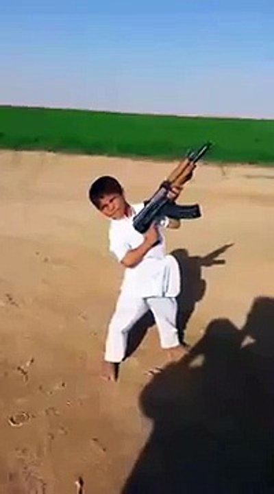 طفل يحمل رشاش ويطلق النار
