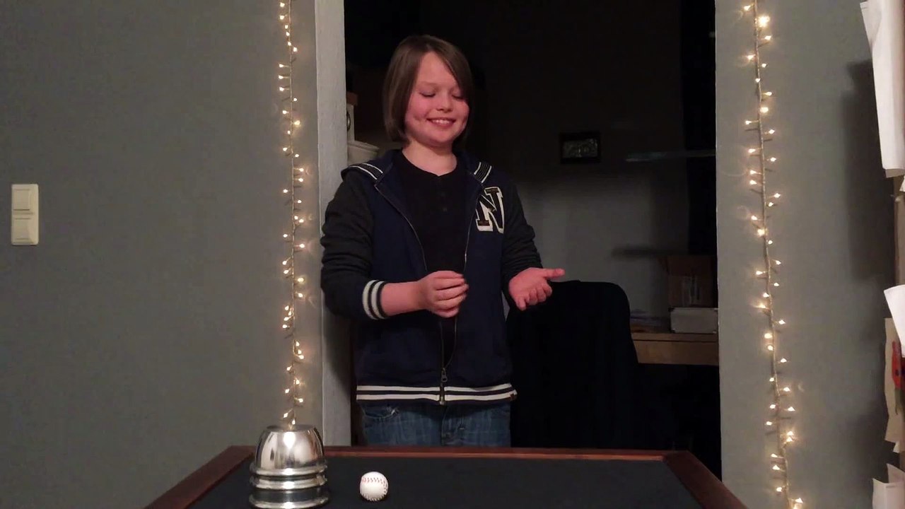 Tour de magie énorme avec un pièce par un jeune de 15 ans