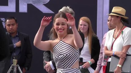 Emilia Clarke est à la première de Terminator malgré une fracture à la hanche