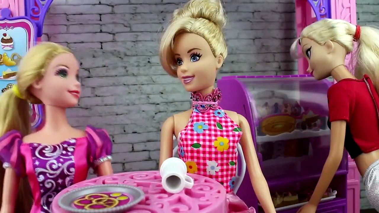 Anna's Fire Powers Save Disney Princesses after Elsa gets Frozen Fever. DisneyToysFan