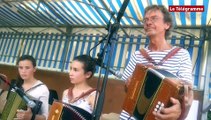 Loguivy-lès-Lannion (22). Les accordéonistes diatoniques à la fête