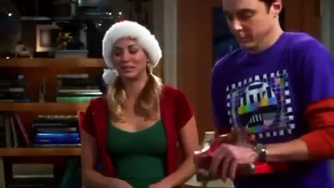 La teoria del big bang - sheldon abraza a penny regalo de navidad (latino)